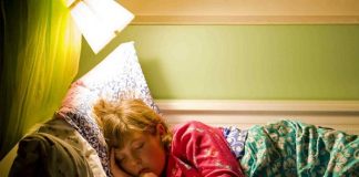 Dormir con luz afecta función del corazón y regulación de glucosa